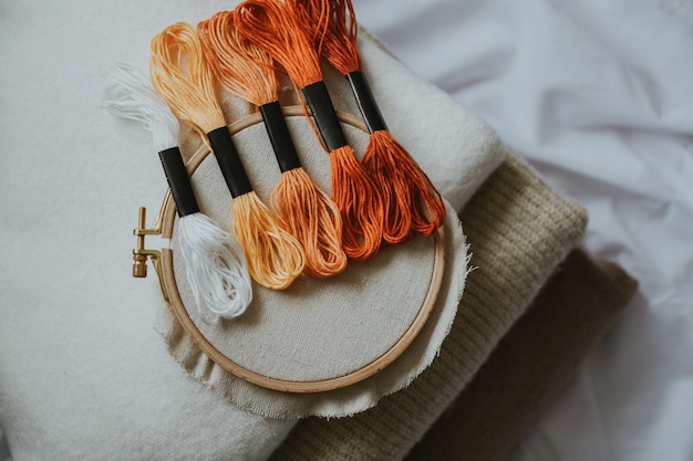 warsztat haftu z igłami i niciami