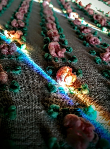 haft artystyczny na tkaninie